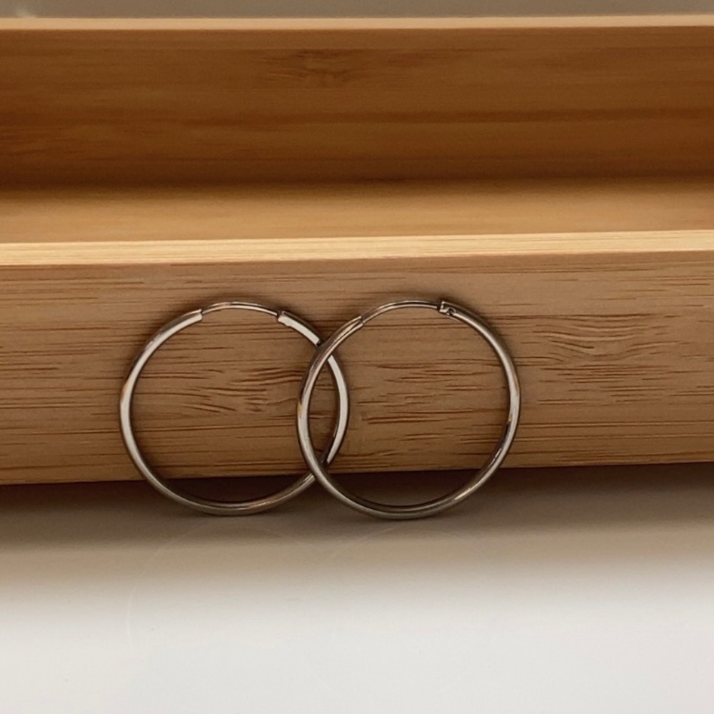 STAINLESS STEEL ROUND MINIMALIST HOOP EARRING - Picture 5 of 8